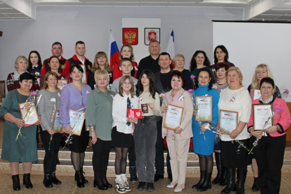 В администрации Ленинского района состоялось торжественное собрание, посвящённое Дню Республики Крым