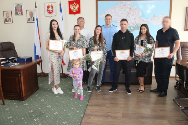 В Администрации Ленинского района вручили ключи от квартир детям-сиротам и детям, оставшимся без попечения родителей