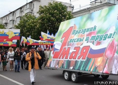 в Симферополе на Первомайский парад вышло около 100 тыс. человек