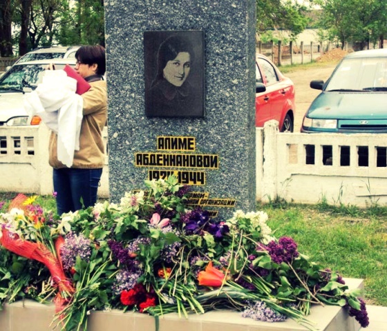 В селе Останино состоялось открытие памятника легендарной крымскотатарской разведчице