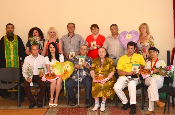 В пгт. Ленино в День семьи, любви и верности чествовали семьи