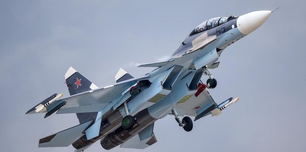 В Ленинском районе истребители Су–30СМ провели первые учебные полеты