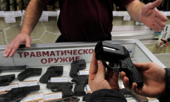 Крымчанам обойдется в круглую сумму переоформление "травматики"