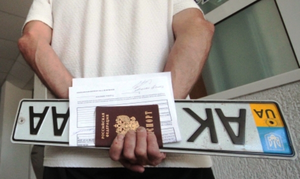 Крымчанам установили окончательные сроки смены украинских автономеров на российские