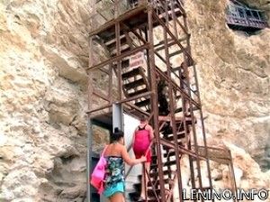 Житель Крыма построил уникальную лестницу на обрыве мыса Фиолент к морю