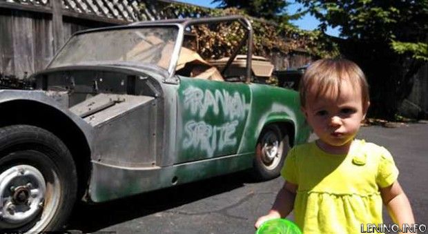 Маленькая девочка играла с папиным смартфоном и случайно купила машину