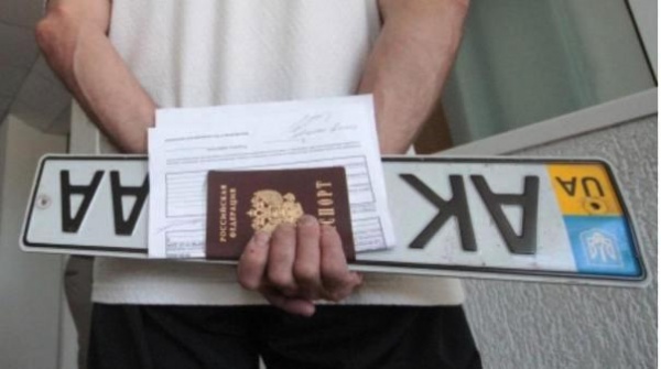 Машины с украинскими номерами в Крыму стали иностранным товаром