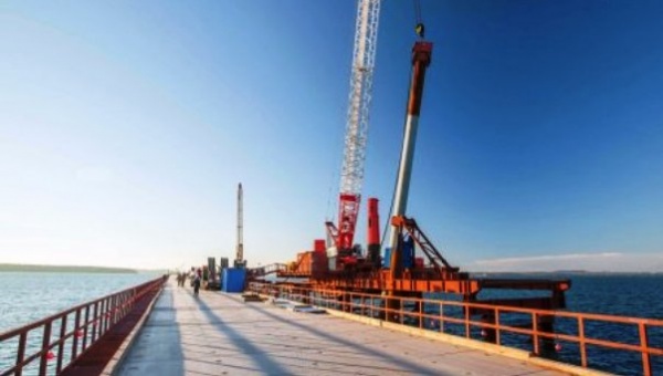 Строительство моста в Крым началось и на морских участках