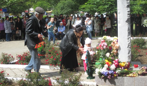 В Ленинском районе состоялось возложение цветов, приуроченное ко Дню памяти жертв депортации народов из Крыма