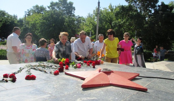 В Ленинском районе состоялось возложение цветов, посвященное Дню Памяти и Скорби