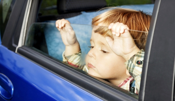 Водителей начнут штрафовать за оставление детей в машинах без присутствия взрослых