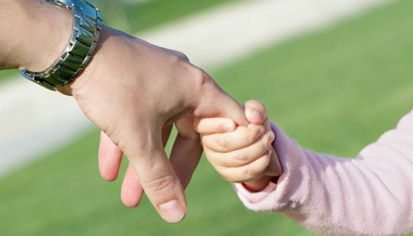 Усыновители получили право на получение ежемесячной выплаты