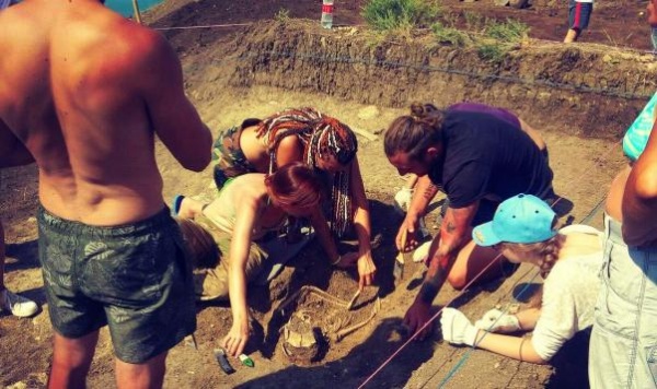 В Ленинском районе обнаружили древнее погребение