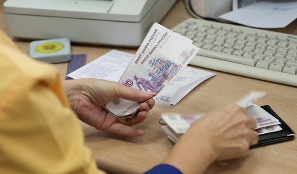 Единовременную выплату в размере 5 000 рублей пенсионеры получат вместе с пенсией за январь 2017 года