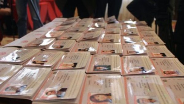 Крымчанам и севастопольцам придется снова менять паспорта