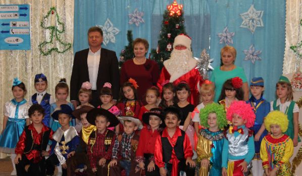 Глава Администрации Ленинского района принял участие в новогоднем утреннике в детском саду №3 "Солнышко" пгт Ленино