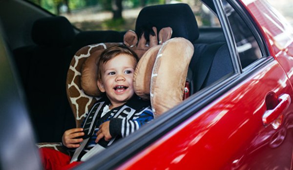 Детей запретили оставлять в машинах без взрослых