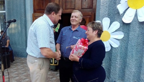 В пгт Ленино прошел праздник «Счастливы вместе», приуроченный ко Дню семьи, любви и верности