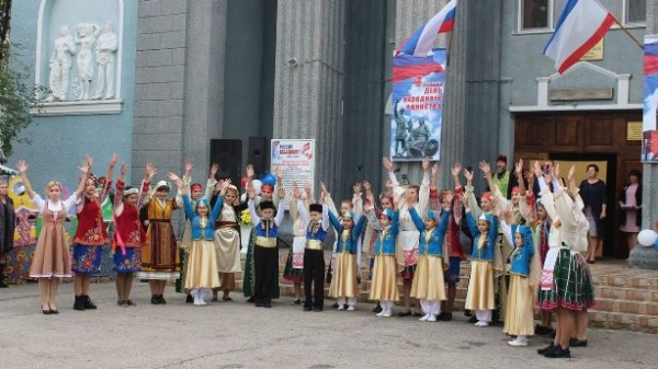 На площади РДК «Горизонт» пгт Ленино состоялось торжественное собрание и праздничный концерт, посвященные Дню народного единства