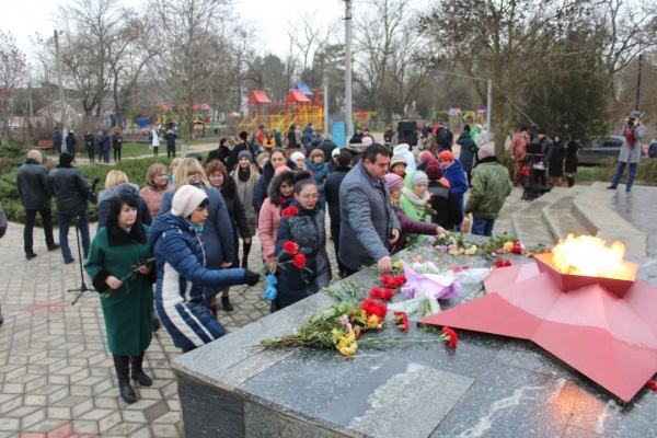В День Неизвестного Солдата в посёлке Ленино прошла церемония возложения цветов к Обелиску Славы