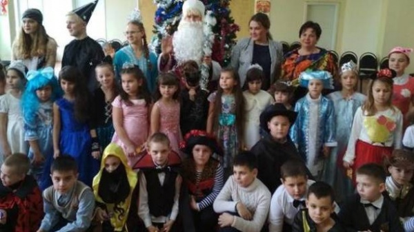 Светлана Иванова приняла участие в Новогоднем утреннике для учащихся школы №1 пгт Ленино