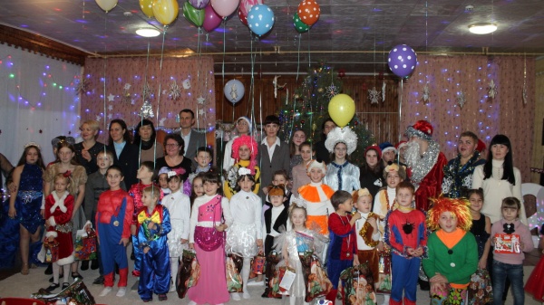 Руководство Администрации и прокуратуры Ленинского района посетили с новогодними подарками социально-реабилитационный центр для несовершеннолетних в Щелкино