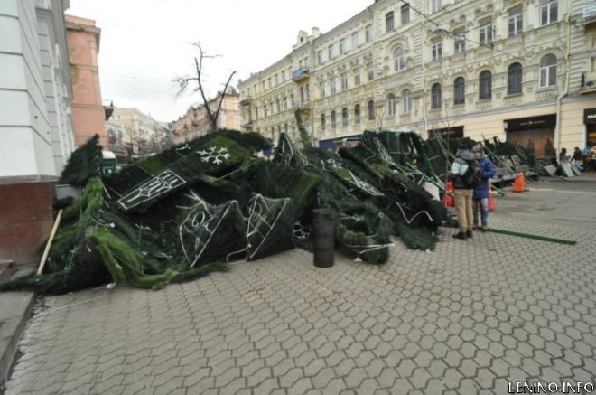 Майдан без елки и с разбитой плиткой