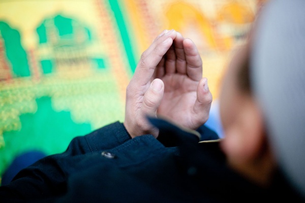 Мусульмане по всему миру отмечают один из главных праздников ислама — Курбан-байрам