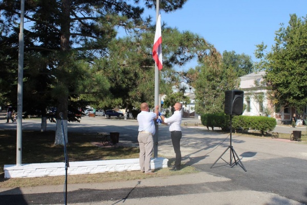 В посёлке Ленино состоялся торжественный митинг, посвященный Дню Государственного герба и Государственного флага Республики Крым