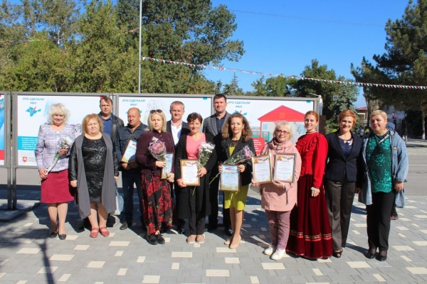 В посёлке Ленино состоялся торжественный митинг, посвященный Дню Государственного герба и Государственного флага Республики Крым