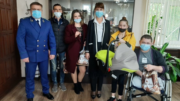 Глава Администрации Ленинского района вручила ключи от квартир детям-сиротам