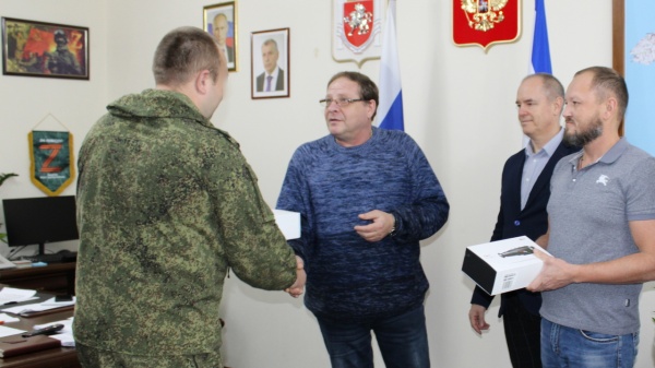 Глава Администрации Олег Попов и глава Глазовского сельского поселения Борис Таиров передали военным тепловизоры