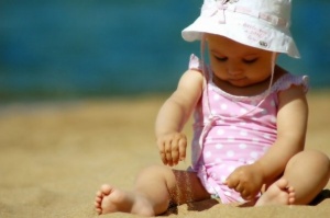 В Ленинском районе пьяные родители потеряли на берегу моря двухлетнюю дочь