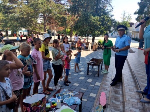 ​В ДЕНЬ СВЕТОФОРА СОТРУДНИКИ ГОСАВТОИНСПЕКЦИИ ЛЕНИНСКОГО РАЙОНА НАПОМНИЛИ ДЕТЯМ О ДОРОЖНОЙ БЕЗОПАСНОСТИ