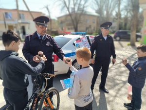 ​Начальник Госавтоинспекции Ленинского района поздравил участников дорожного движения с наступающим Днем Пасхи