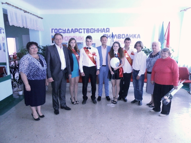 В Глазовской общеобразовательной школе прошла торжественная линейка, посвященная окончанию учебного года