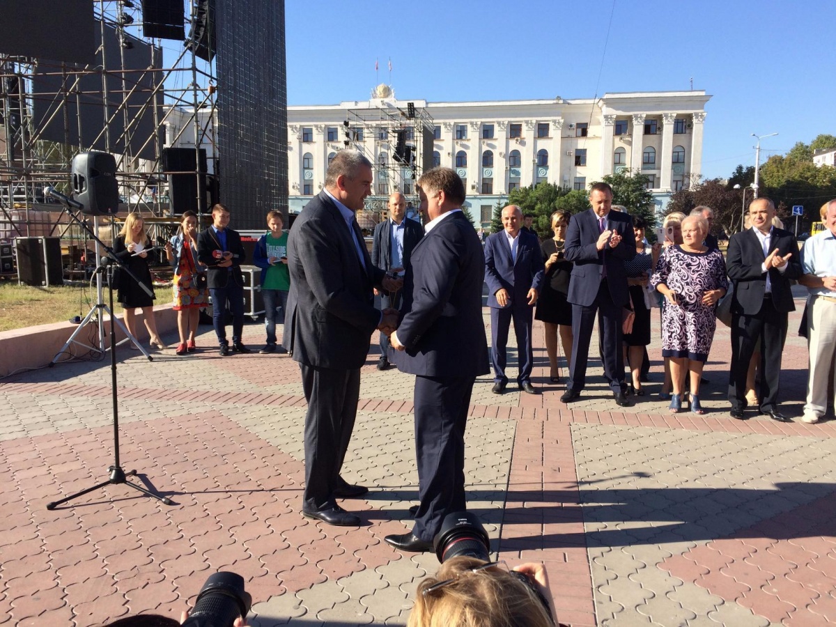 Глава Администрации Ленинского района получил 13 новых автобусов для общеобразовательных учреждений района