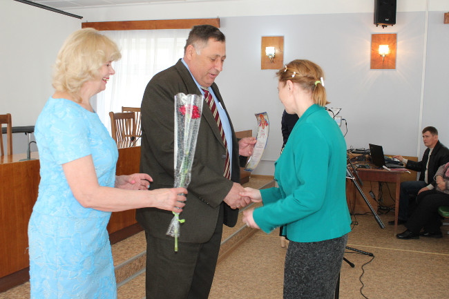 В Администрации Ленинского района состоялось торжественное собрание, посвященное Дню Конституции Республики Крым