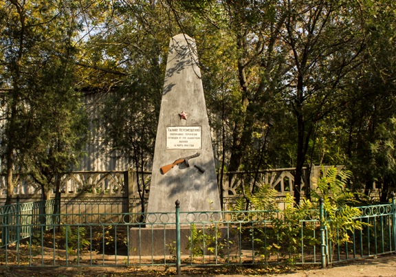 памятник подпольщице Галине Перемещенко в пгт Ленино