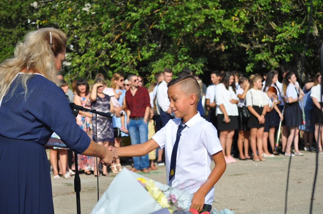 В общеобразовательных учреждениях Ленинского района прошли торжественные линейки, посвященные началу нового учебного года