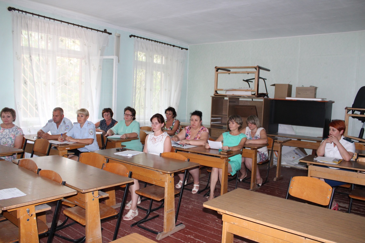 В Администрации Ленинского района состоялось очередное заседание Комиссии по делам несовершеннолетних и защите их прав Ленинского района