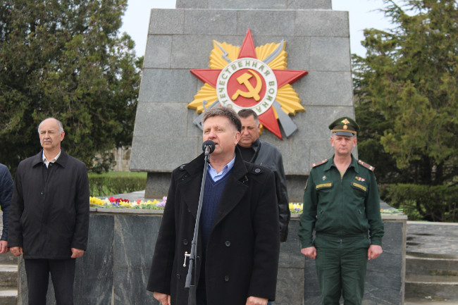 В пгт Ленино прошел антитеррористический митинг