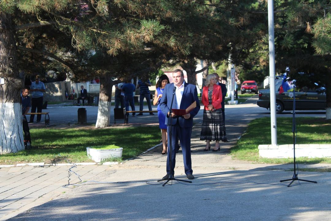 В пгт.Ленино состоялся торжественный митинг, посвященный Дню Государственного герба и Государственного флага Республики Крым