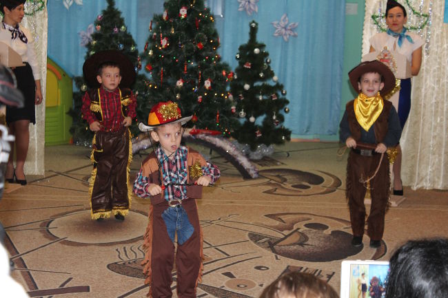 Глава Администрации Ленинского района принял участие в новогоднем утреннике в МБДОУ № 3 пгт Ленино