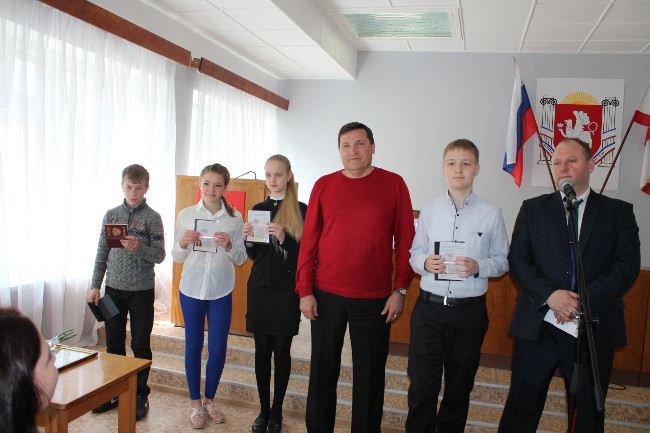 В Администрации Ленинского района состоялось торжественное собрание, посвященное Дню Конституции Республики Крым