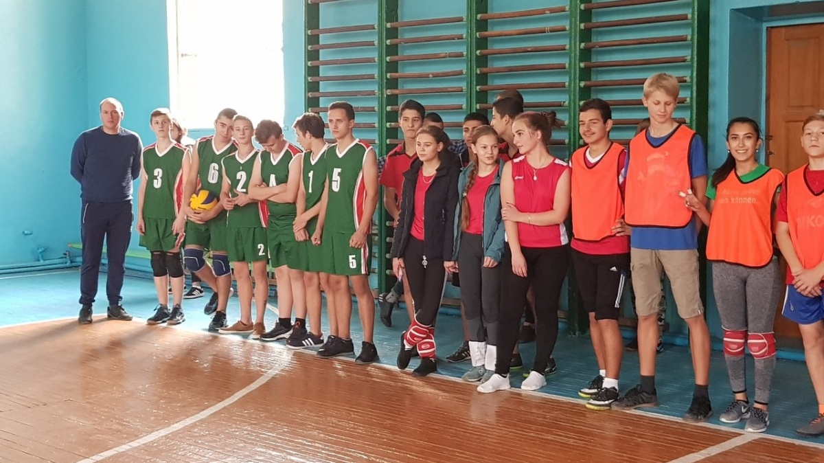 В посёлке Ленино проведен турнир по волейболу среди школьников, приуроченный 100-летию ВЛКСМ