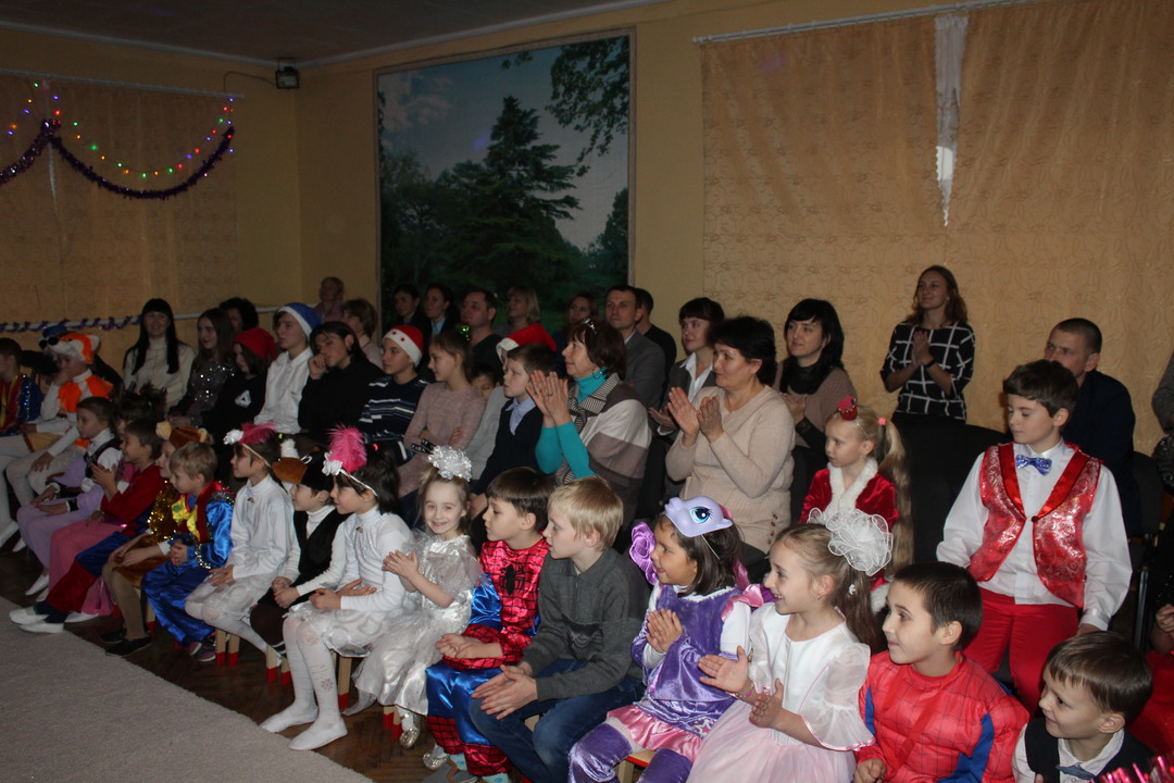 Руководство Администрации и прокуратуры Ленинского района посетили с новогодними поздравлениями и подарками Ленинский межрегиональный социально-реабилитационный центр для несовершеннолетних в г.Щелкино.