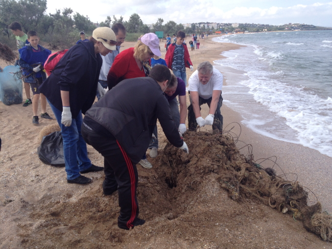 В Ленинском районе прошел Всекрымский субботник по подготовке пляжей к купальному сезону 2016 года