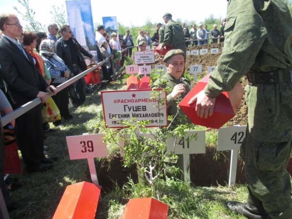 торжественное перезахоронение останков защитников и освободителей Керченского полуострова