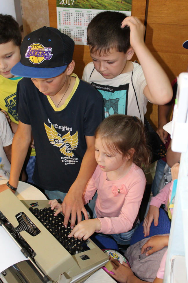 В архивном отделе (муниципальном архиве) Администрации Ленинского района для детей состоялся День открытых дверей